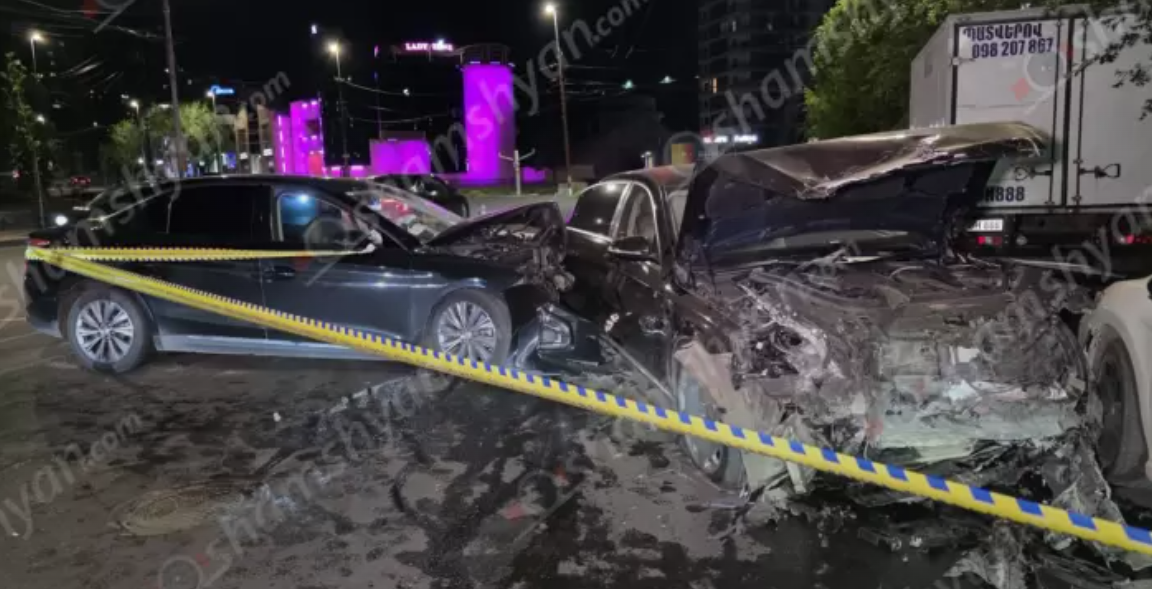 Խոշոր վթար Երևանում․ բախվել են «Mercedes Maybach»-ն ու «Hongqi»-ն, կա 5 վիրավոր