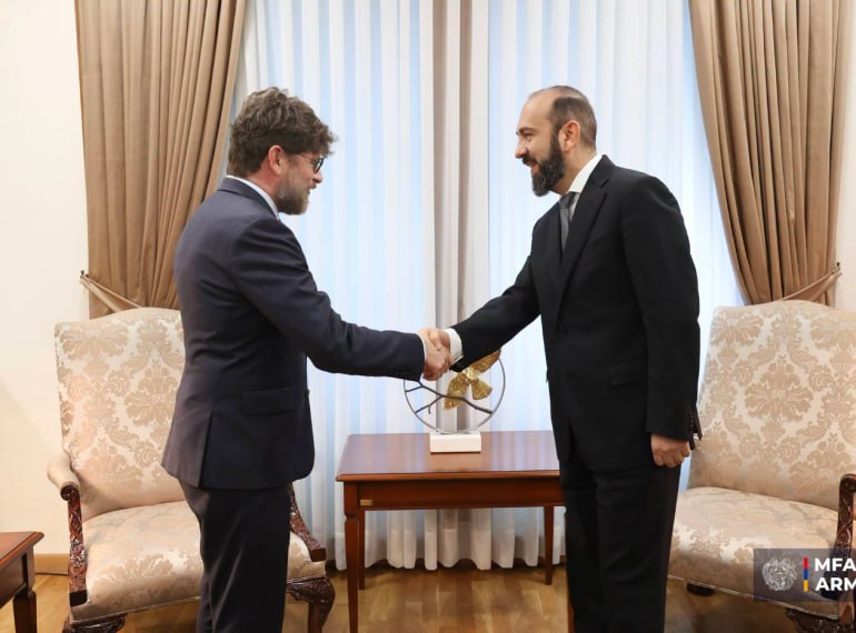 Արարատ Միրզոյանն ընդունել է Հայաստանում Ֆրանսիայի դեսպան Օլիվիե Դըկոտինյիին՝ վերջինիս դիվանագիտական առաքելության ավարտի կապակցությամբ