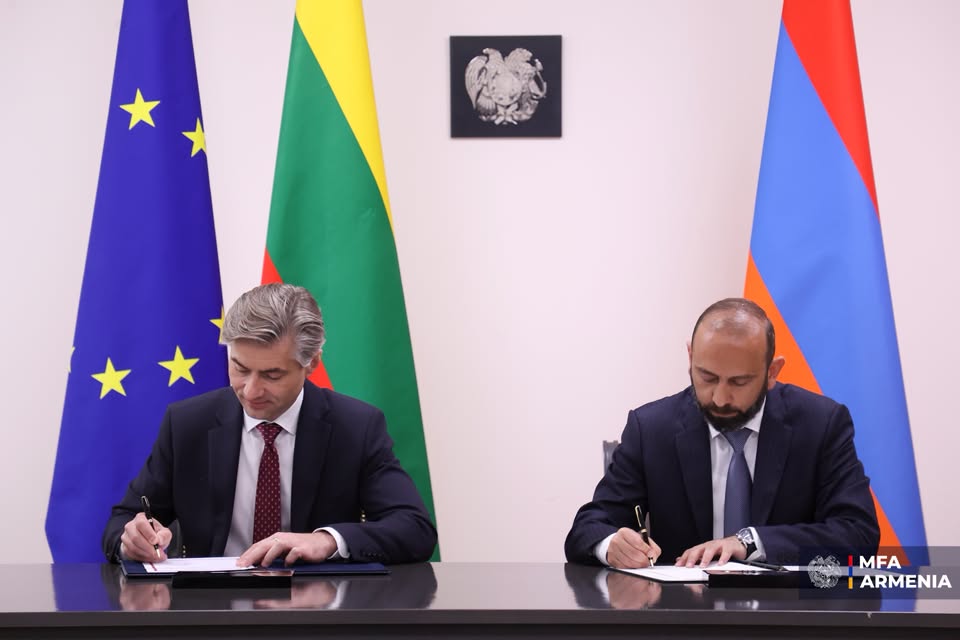 Արարատ Միրզոյանը և Կեստուտիս Բուդրիսը ստորագրել են ռազմավարական գործընկերության հռչակագիր
