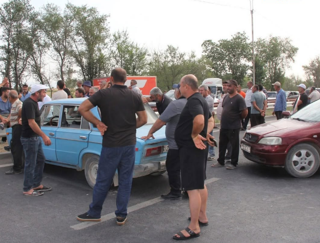 Լոլիկի իրացման խնդրի պատճառով ակնալիճցիները փակել են Արմավիր-Երևան պետական նշանակության ավտոճանապարհը