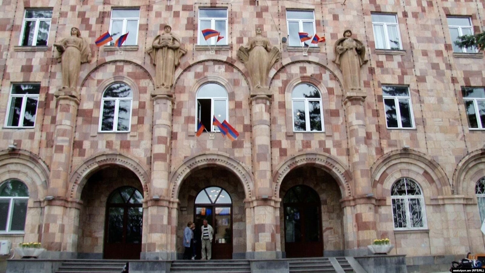 3 միլիոն դրամի ենթադրյալ յուրացում․ Վանաձորի քաղաքապետարանի նախկին պաշտոնյաները՝ դատարանում 
