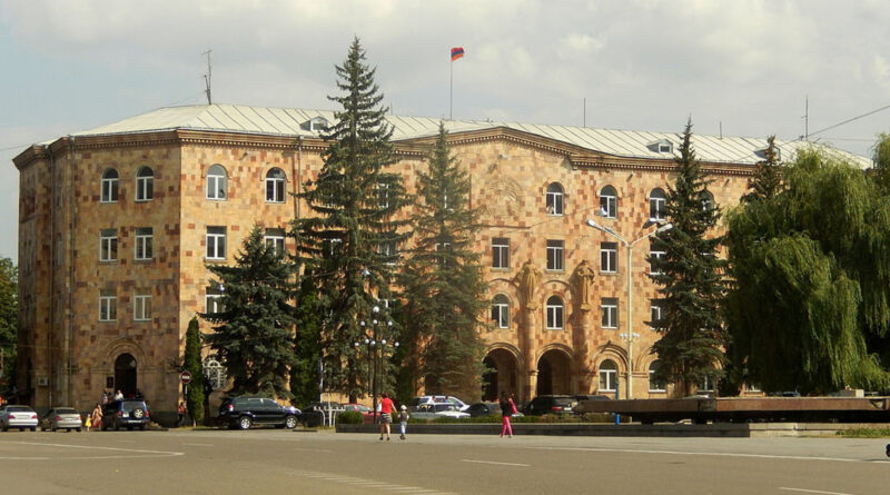 Մեկ տասնյակ աշխատակիցներ են բերման ենթարկվել Վանաձորի համայնքապետարանից