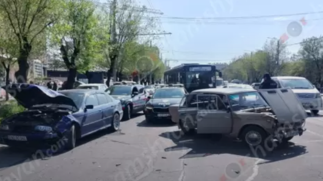 Կոմիտասի պողոտայում բախվել են BMW-ն և «ՎԱԶ 2106»-ը
