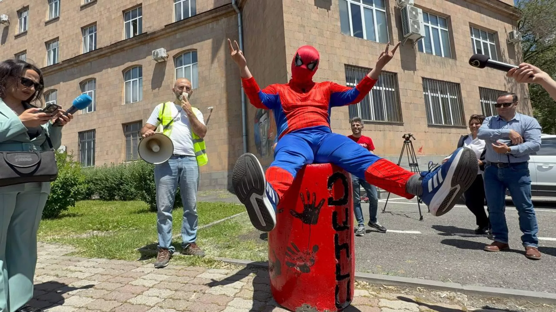 «Բոլորին դեմ եմ»–ը «ժողովրդի զահլայի» արձանը տեղադրեց Ռադիոտան մոտ